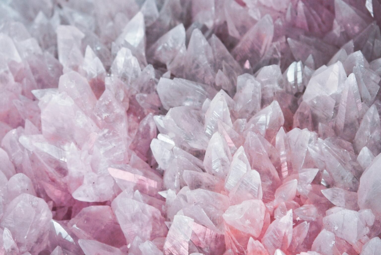 Close-up van een cluster roze bergkristallen