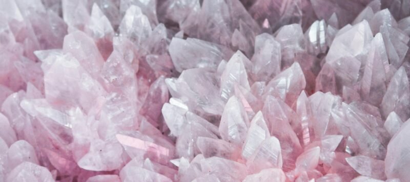 Close-up van een cluster roze bergkristallen