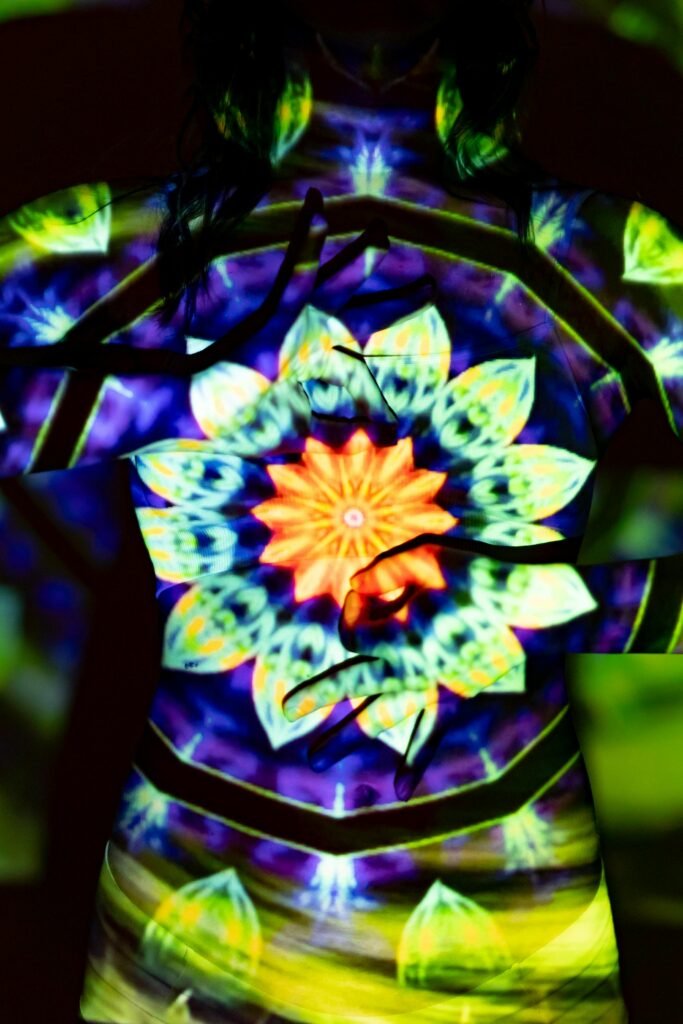 Kleurrijke mandala in caleidoscopisch licht