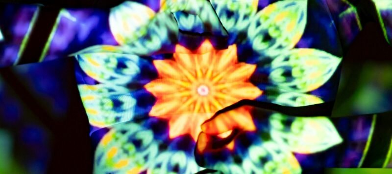 Kleurrijke mandala in caleidoscopisch licht