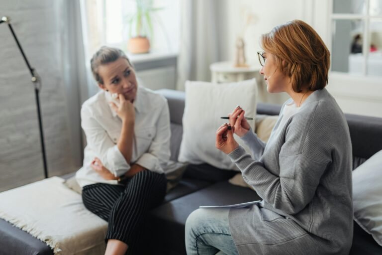 Therapeut in gesprek met een cliënt op de bank