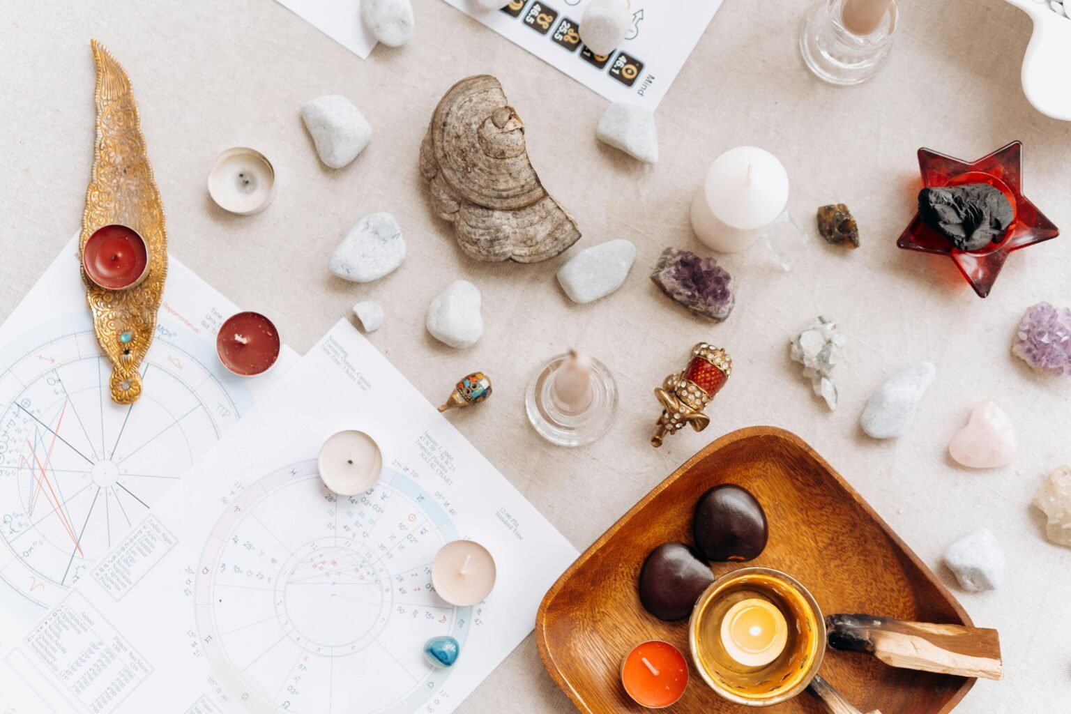 Kristallen, schelpen en kaarsjes uitgestald op een tafel