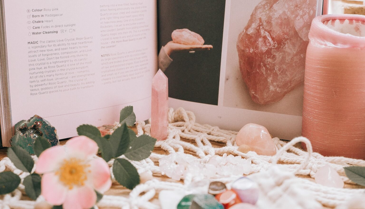 Rozenkwarts, bloemen en een boek in roze tinten