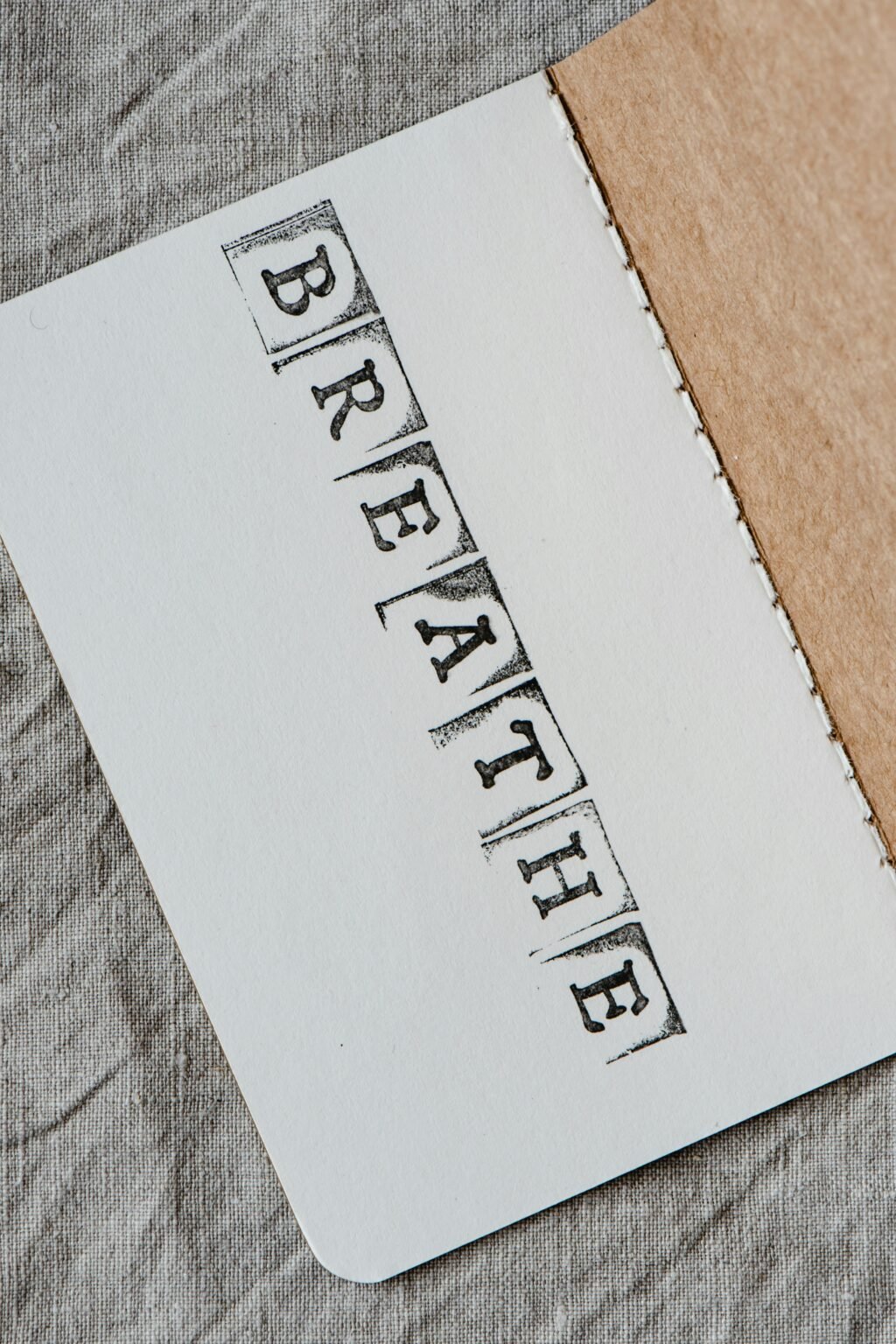 Kaart met het woord breathe op een houten tafel