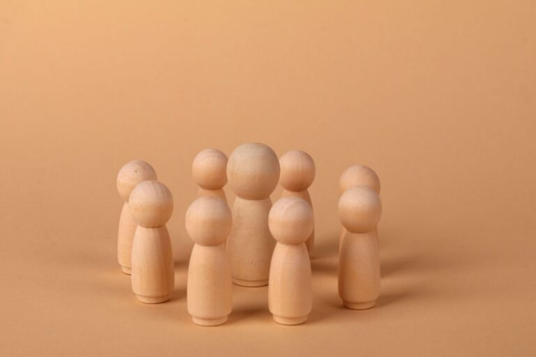 Groepje houten poppetjes bij elkaar op een tafel